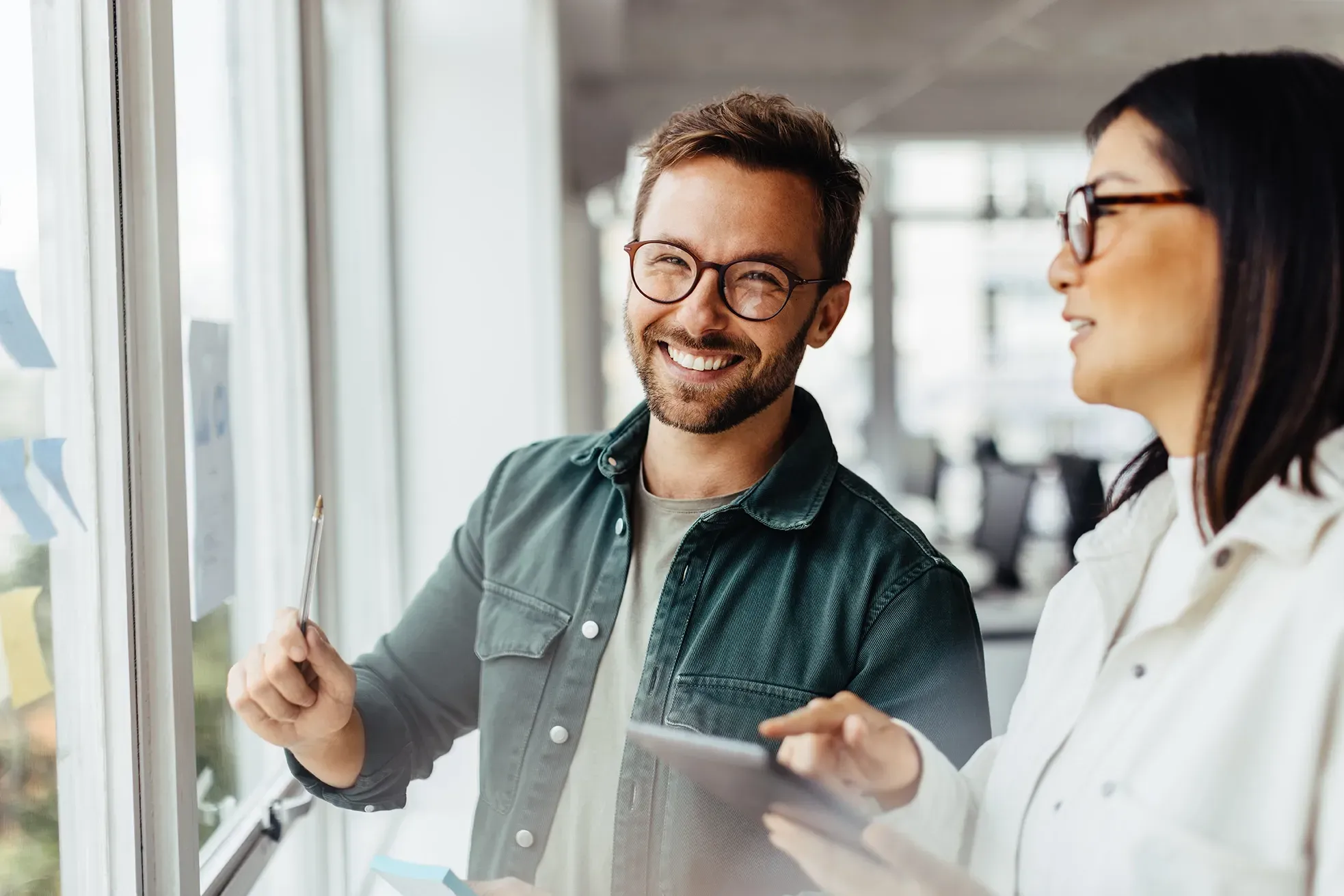jeune-homme-au-travail-avec-un-appareil-auditif-ite-signia