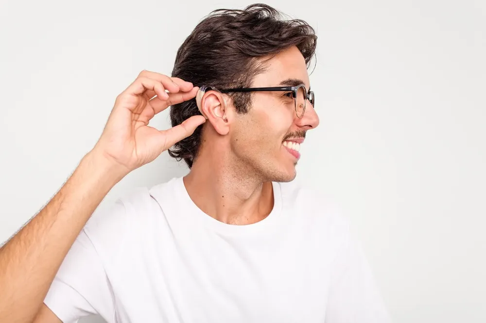 jeune-homme-avec-un-appareil-auditif-contour-d'oreille-signia