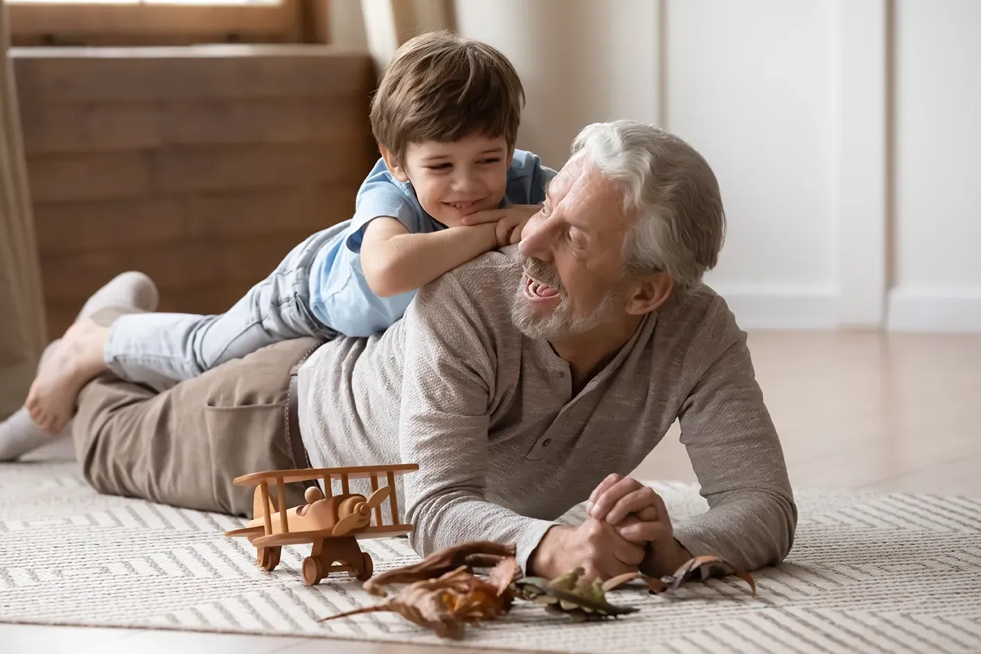 grand-pere-joue-avec-son-petit-fils
