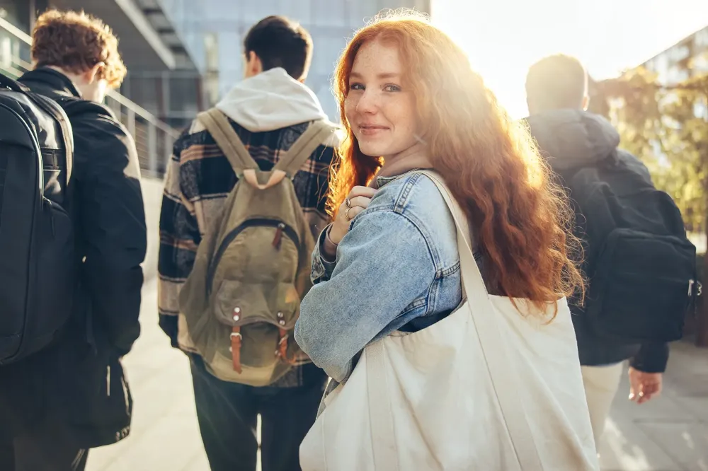 jeunne-fille-malentendante-au-lycée-avec-ses-amiswebp